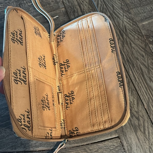 GIA & DANI WRISTLET WALLET. GREAT CONDITION. BUNDLE2SAVE - Picture 4 of 7